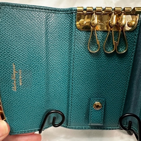 Salvatore Ferragamo Gancini 6 Key and Card Holder Green Leather EUC - Picture 3 of 7